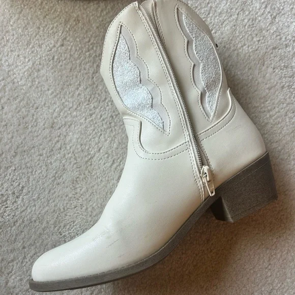Madden NYC Little Girl & Big Girl Fashion Cowgirl White Western Boot - Picture 3 of 5